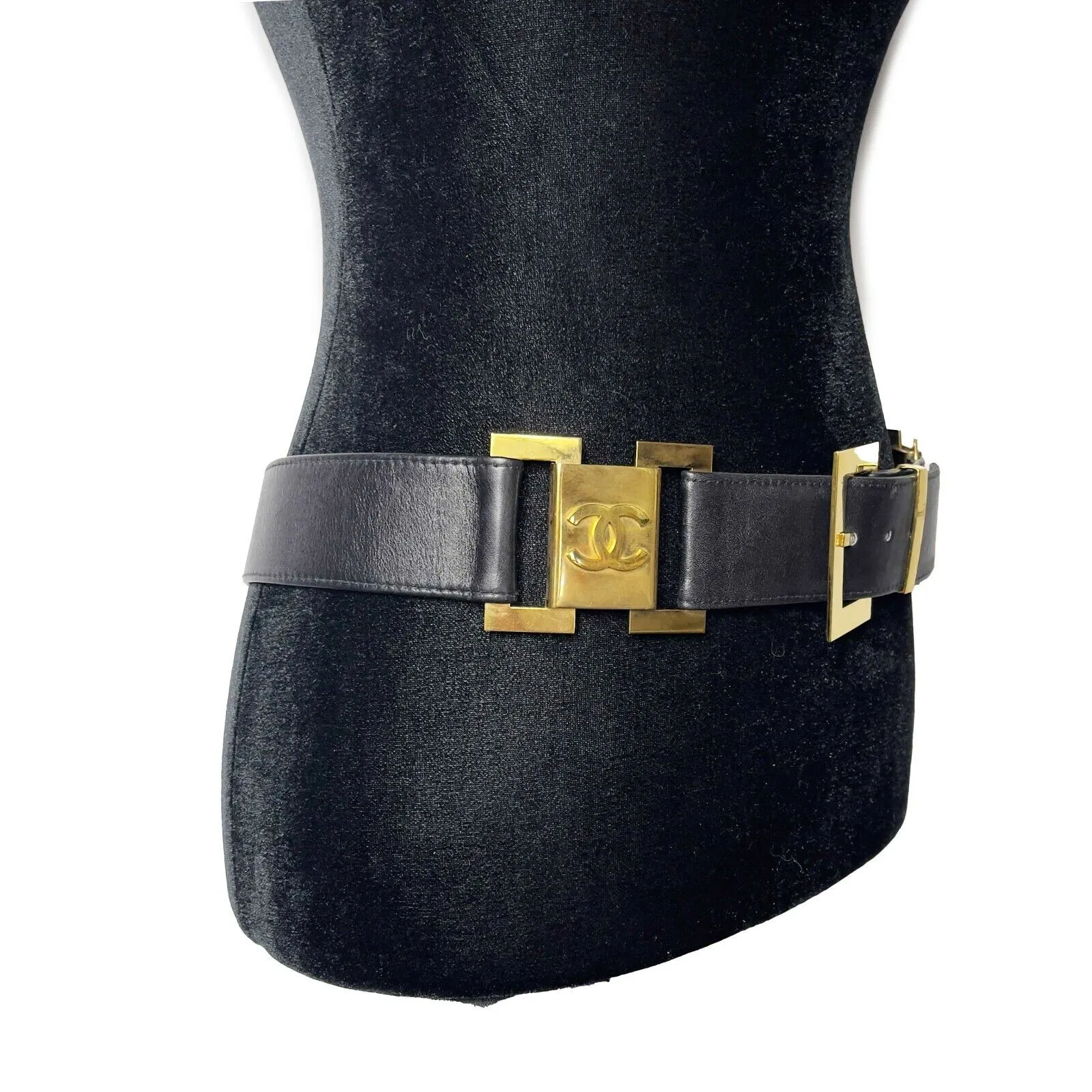 CHANEL - Collection 26 - Black Leather & Gold-Tone Link 1980 Belt - 38 / 95