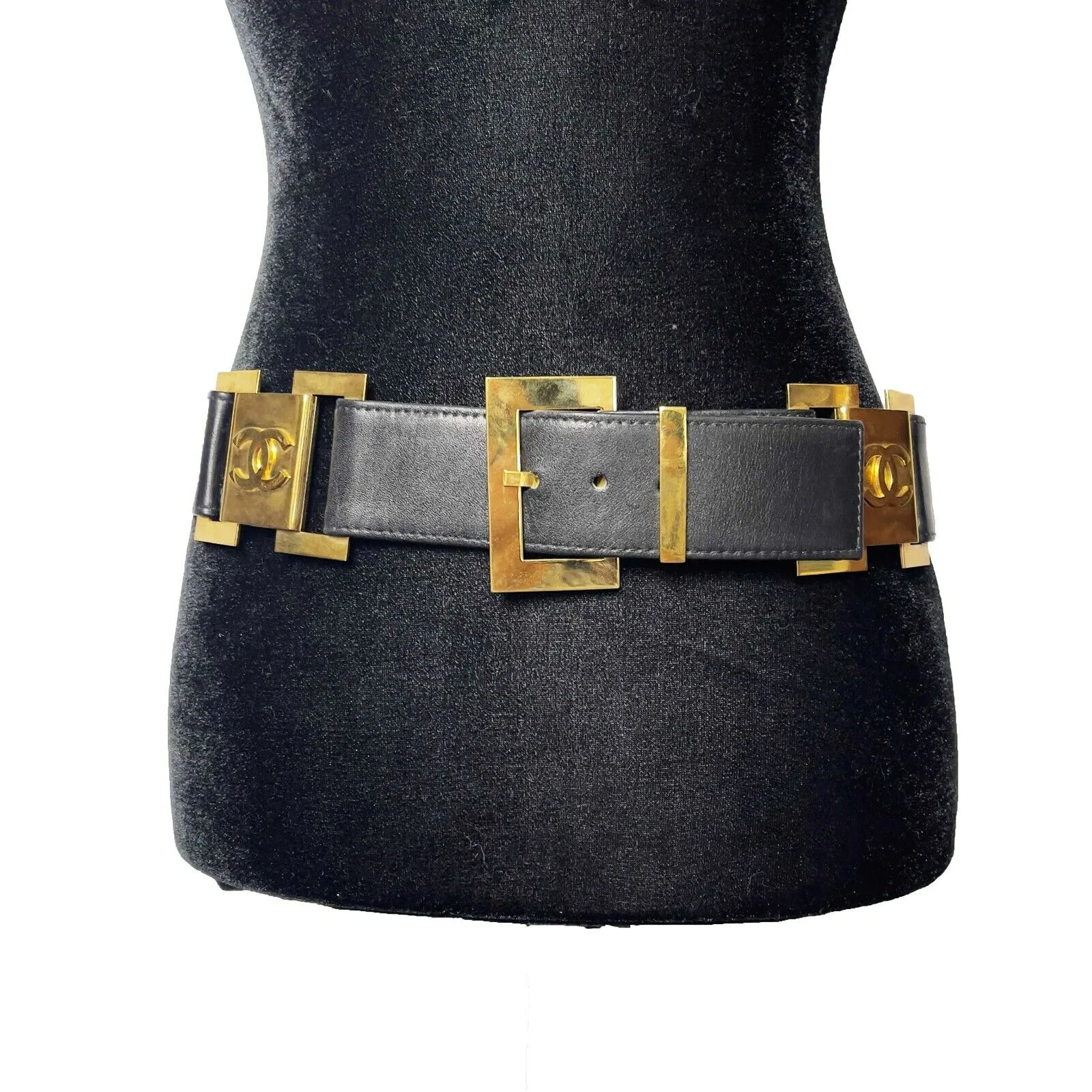 CHANEL - Collection 26 - Black Leather & Gold-Tone Link 1980 Belt - 38 / 95