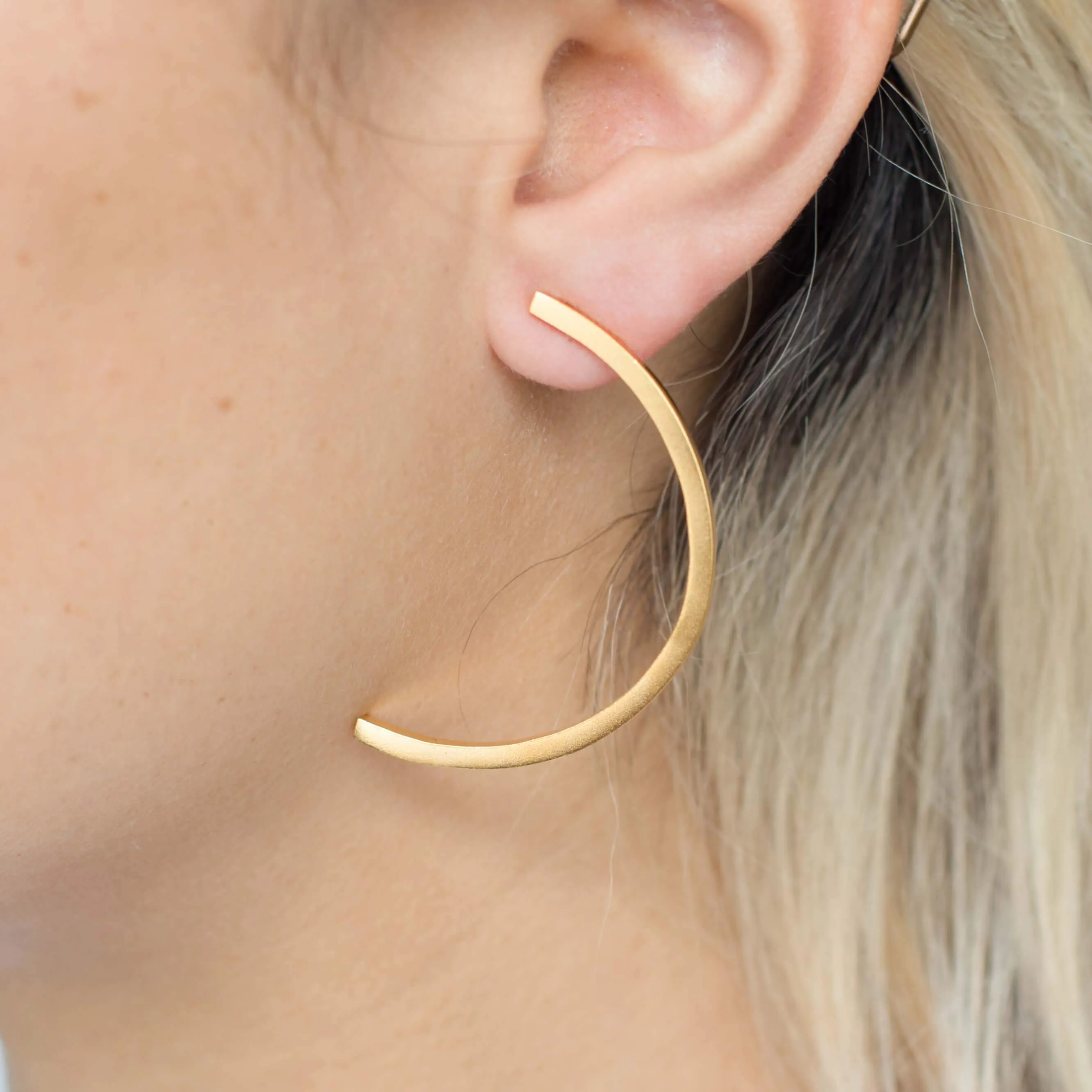 D 616 - Slim Half Circle Earring