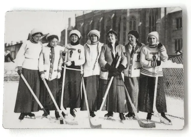 U of T Women's Hockey Team Magnet